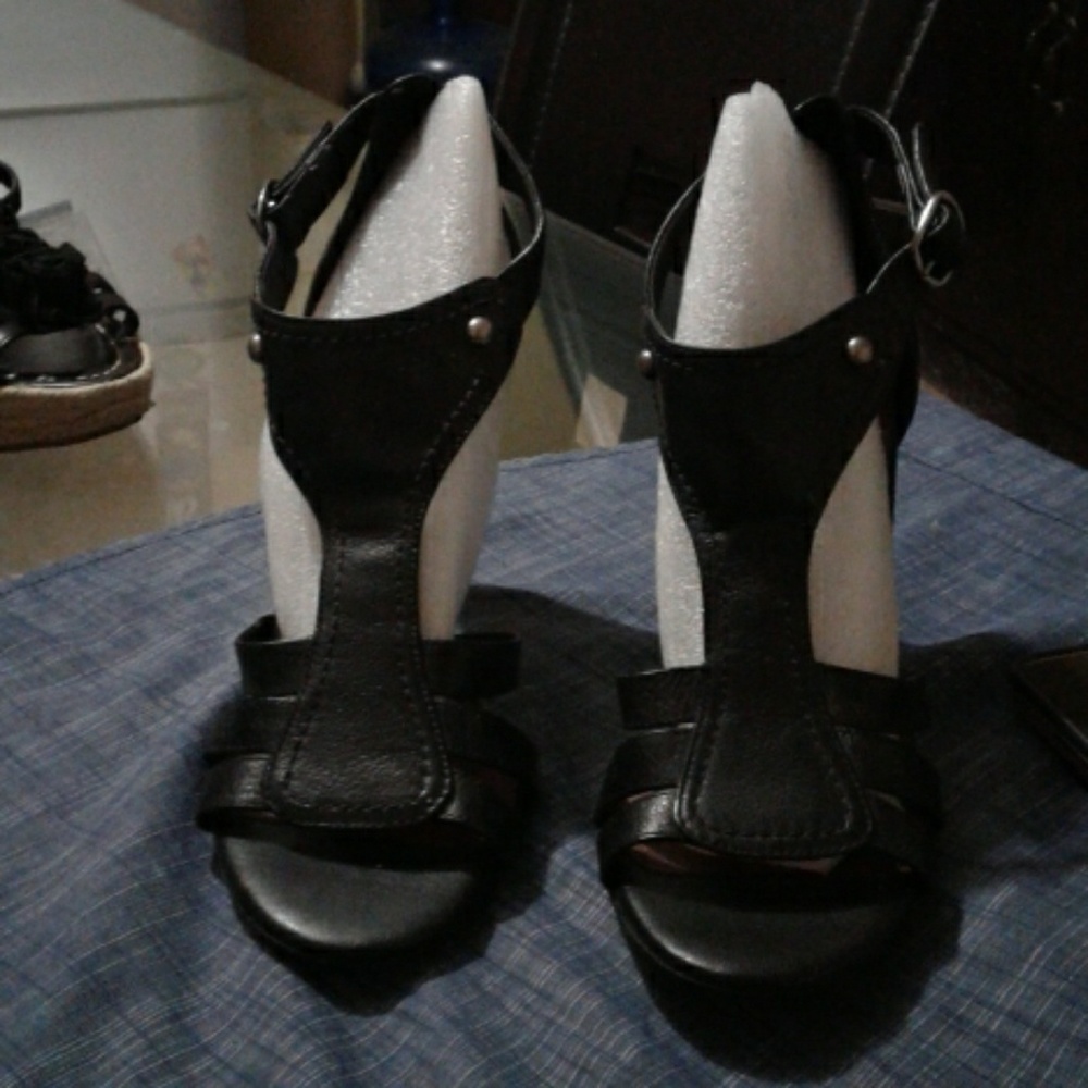 Gianni Bini black leather heels